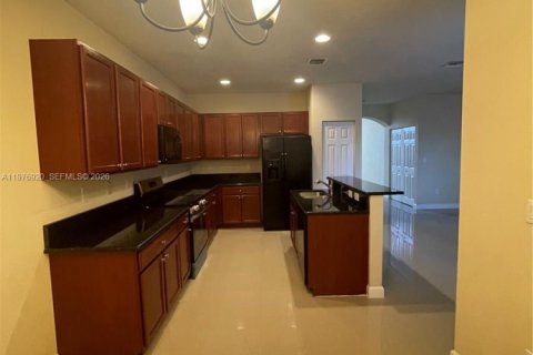 House in Miami, Florida 4 bedrooms, 249.81 sq.m. № 2040747 - photo 8