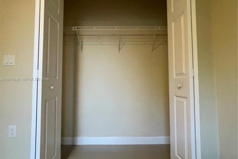 House in Miami, Florida 4 bedrooms, 249.81 sq.m. № 2040747 - photo 20