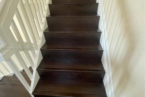 House in Miami, Florida 4 bedrooms, 249.81 sq.m. № 2040747 - photo 28