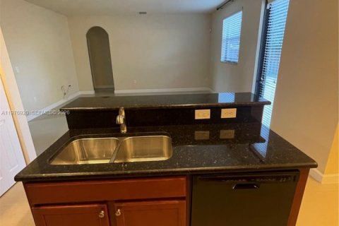 House in Miami, Florida 4 bedrooms, 249.81 sq.m. № 2040747 - photo 10