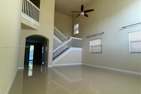 House in Miami, Florida 4 bedrooms, 249.81 sq.m. № 2040747 - photo 3