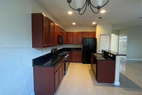 House in Miami, Florida 4 bedrooms, 249.81 sq.m. № 2040747 - photo 9