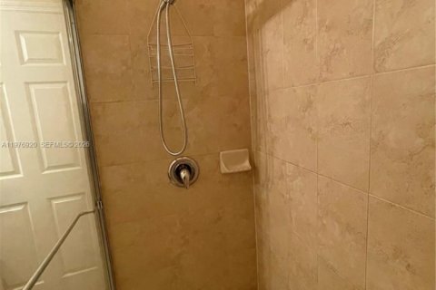 House in Miami, Florida 4 bedrooms, 249.81 sq.m. № 2040747 - photo 23