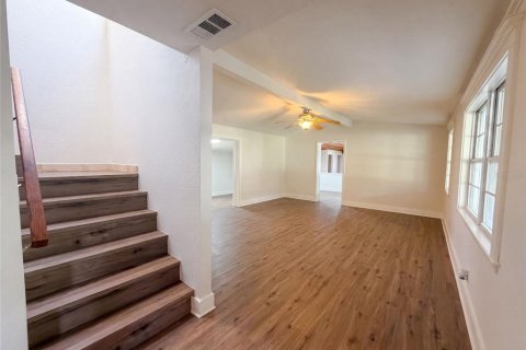 House in Tampa, Florida 5 bedrooms, 246.38 sq.m. № 2315256 - photo 3