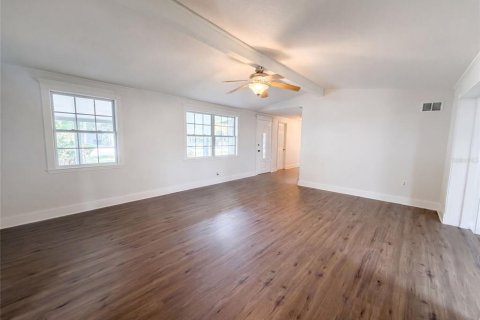 House in Tampa, Florida 5 bedrooms, 246.38 sq.m. № 2315256 - photo 8