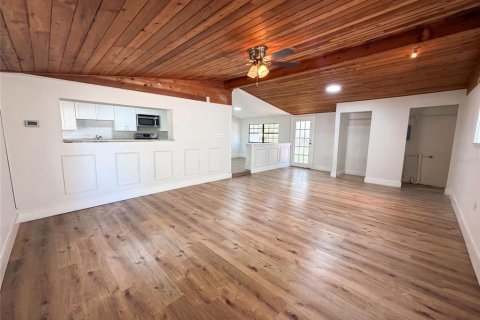 House in Tampa, Florida 5 bedrooms, 246.38 sq.m. № 2315256 - photo 11