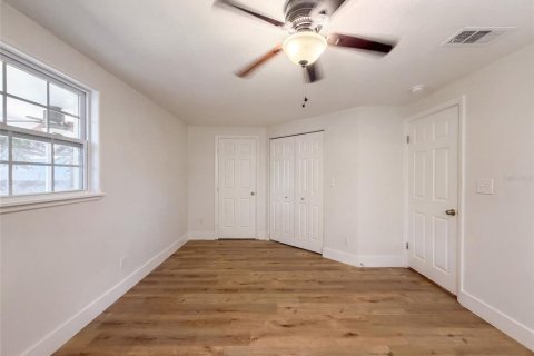 House in Tampa, Florida 5 bedrooms, 246.38 sq.m. № 2315256 - photo 16