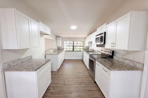 House in Tampa, Florida 5 bedrooms, 246.38 sq.m. № 2315256 - photo 2
