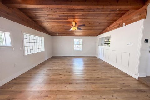 House in Tampa, Florida 5 bedrooms, 246.38 sq.m. № 2315256 - photo 10