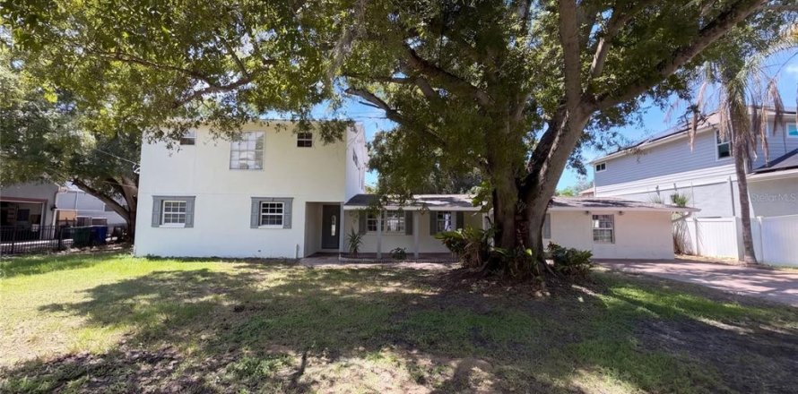 House in Tampa, Florida 5 bedrooms, 246.38 sq.m. № 2315256
