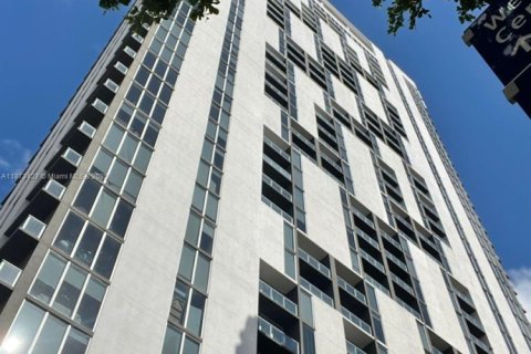 Condominio en alquiler en Miami, Florida, 2 dormitorios, 73.49 m2 № 1898090 - foto 1