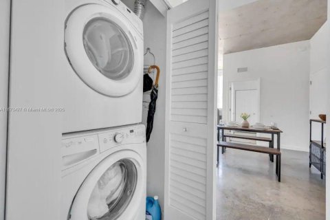 Condominio en alquiler en Miami, Florida, 2 dormitorios, 73.49 m2 № 1898090 - foto 13