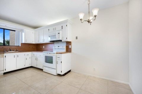 Condo in Lake Worth, Florida, 2 bedrooms  № 2261231 - photo 5