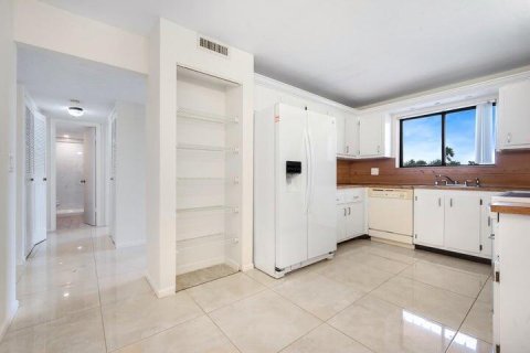 Condo in Lake Worth, Florida, 2 bedrooms  № 2261231 - photo 4