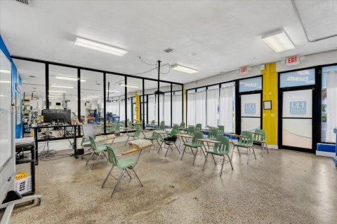 Купить коммерческую недвижимость в Майами, Флорида № 1942012 - фото 9