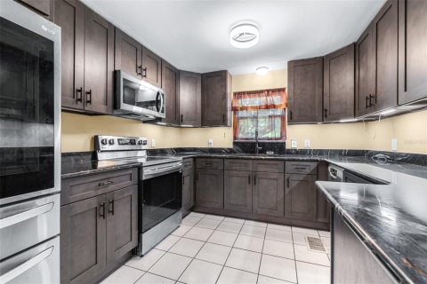 House in Avon Park, Florida 4 bedrooms, 197.32 sq.m. № 2427080 - photo 13