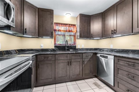 House in Avon Park, Florida 4 bedrooms, 197.32 sq.m. № 2427080 - photo 14