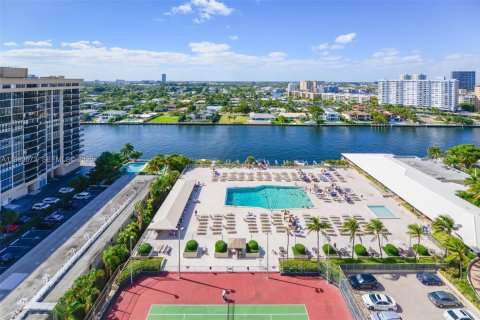 Condo in Hallandale Beach, Florida, 3 bedrooms  № 2048519