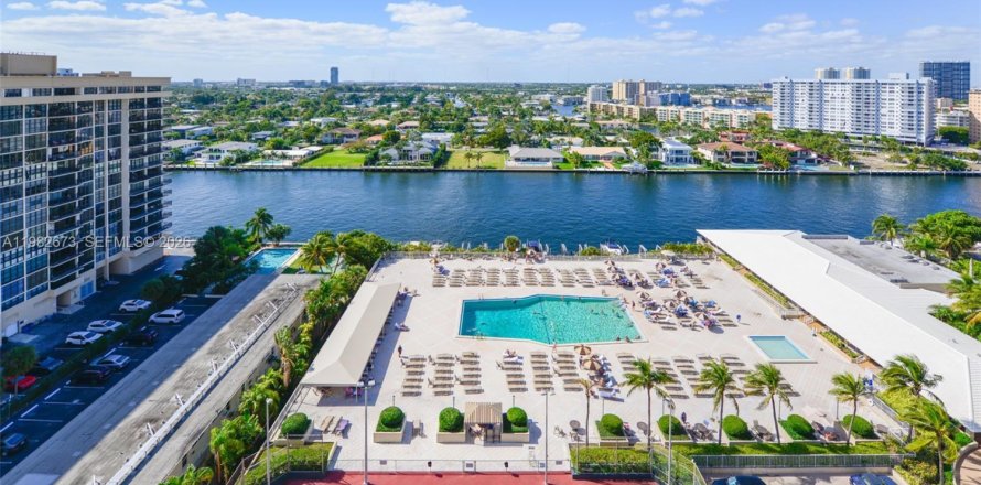 Condo in Hallandale Beach, Florida, 3 bedrooms  № 2048519