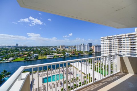 Condo in Hallandale Beach, Florida, 3 bedrooms  № 2048519 - photo 2