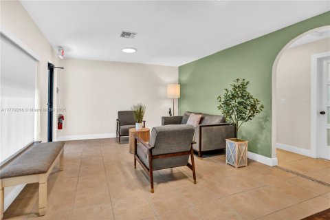 Commercial property in Oakland Park, Florida № 1705648 - photo 2
