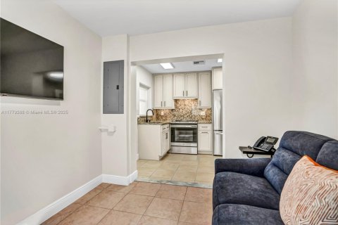 Commercial property in Oakland Park, Florida № 1705648 - photo 19