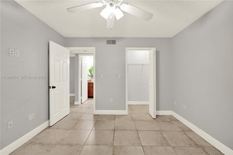 Condo in Miami, Florida, 1 bedroom  № 2066099 - photo 11