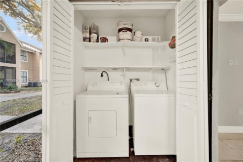 Condo in Miami, Florida, 1 bedroom  № 2066099 - photo 17