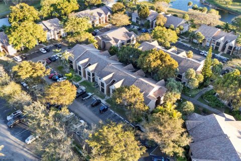 Condo in Miami, Florida, 1 bedroom  № 2066099 - photo 21