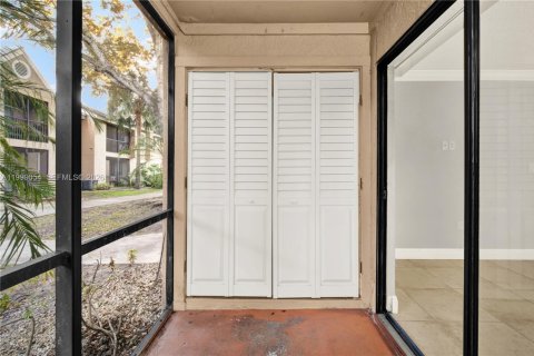 Condo in Miami, Florida, 1 bedroom  № 2066099 - photo 15