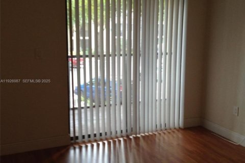 Condo in Miami, Florida, 1 bedroom № 1986275 - photo 10