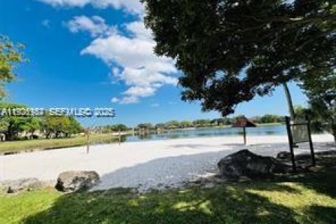 Condo in Miami, Florida, 1 bedroom № 1986275 - photo 21