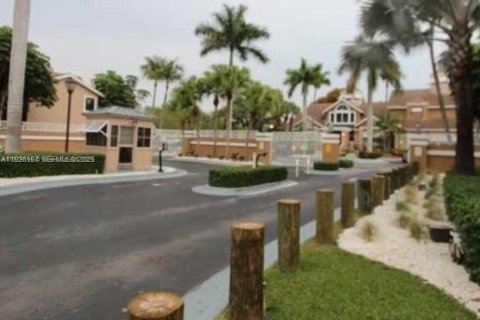 Condo in Miami, Florida, 1 bedroom № 1986275 - photo 12