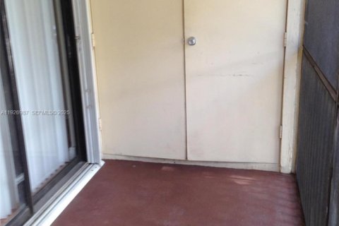 Condo in Miami, Florida, 1 bedroom № 1986275 - photo 9