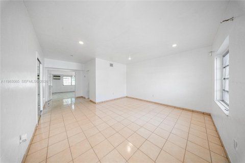 Casa en venta en Miami, Florida, 3 dormitorios, 152.82 m2 № 2026896 - foto 5