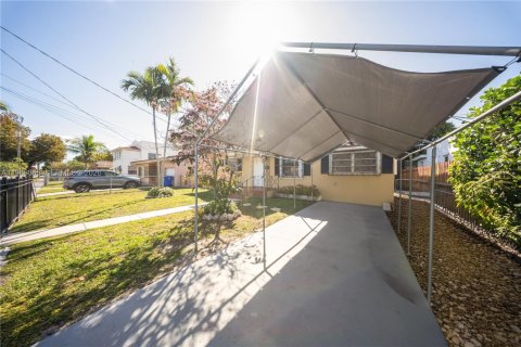 Casa en venta en Miami, Florida, 3 dormitorios, 152.82 m2 № 2026896 - foto 2