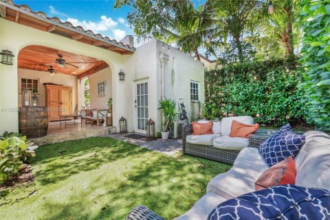 Снять в аренду виллу или дом в Корал-Гейблс, Флорида 4 спальни, 162.76м2, № 1977141 - фото 12