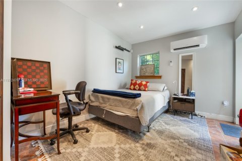 Снять в аренду виллу или дом в Корал-Гейблс, Флорида 4 спальни, 162.76м2, № 1977141 - фото 10