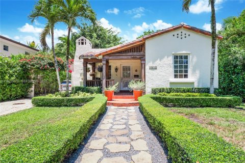 Снять в аренду виллу или дом в Корал-Гейблс, Флорида 4 спальни, 162.76м2, № 1977141 - фото 2