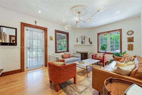 Снять в аренду виллу или дом в Корал-Гейблс, Флорида 4 спальни, 162.76м2, № 1977141 - фото 3