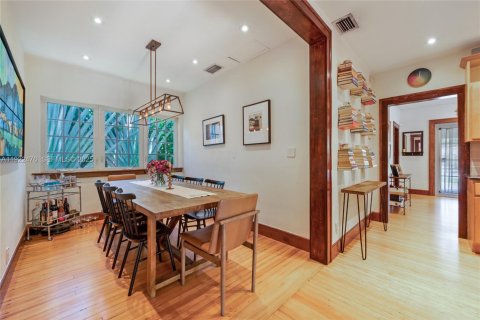 Снять в аренду виллу или дом в Корал-Гейблс, Флорида 4 спальни, 162.76м2, № 1977141 - фото 9