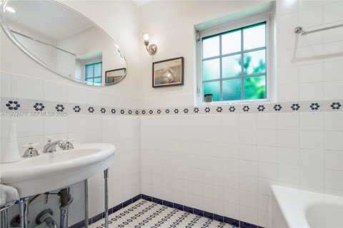 Снять в аренду виллу или дом в Корал-Гейблс, Флорида 4 спальни, 162.76м2, № 1977141 - фото 6