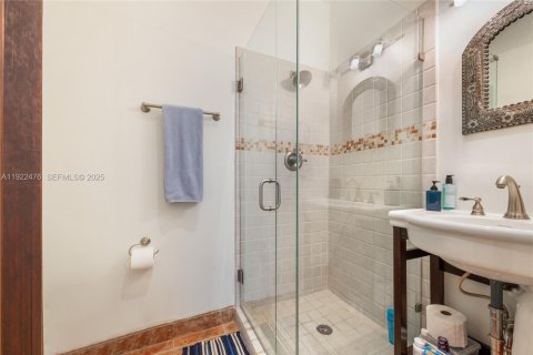 Снять в аренду виллу или дом в Корал-Гейблс, Флорида 4 спальни, 162.76м2, № 1977141 - фото 11