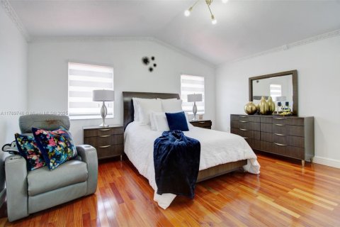 House in Miami, Florida 5 bedrooms, 248.23 sq.m. № 1745828 - photo 24