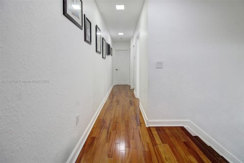 House in Miami, Florida 5 bedrooms, 248.23 sq.m. № 1745828 - photo 29