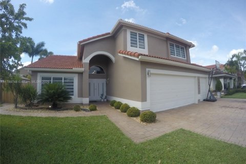 House in Miami, Florida 5 bedrooms, 248.23 sq.m. № 1745828 - photo 1