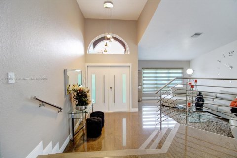 House in Miami, Florida 5 bedrooms, 248.23 sq.m. № 1745828 - photo 13