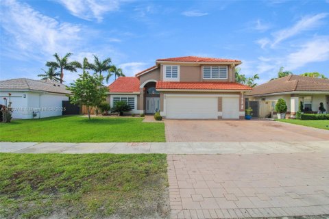 House in Miami, Florida 5 bedrooms, 248.23 sq.m. № 1745828 - photo 2