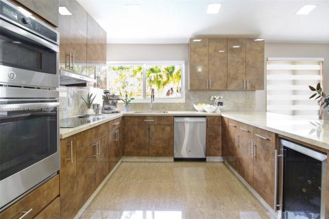 House in Miami, Florida 5 bedrooms, 248.23 sq.m. № 1745828 - photo 15