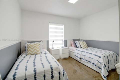 House in Miami, Florida 5 bedrooms, 248.23 sq.m. № 1745828 - photo 18
